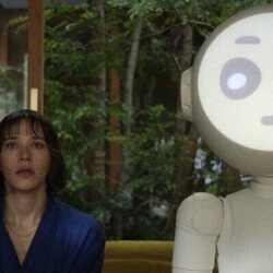 Rashida Jones y Joanna Sotomura en 'Como si te hubieran cambiado' de 'Sunny'