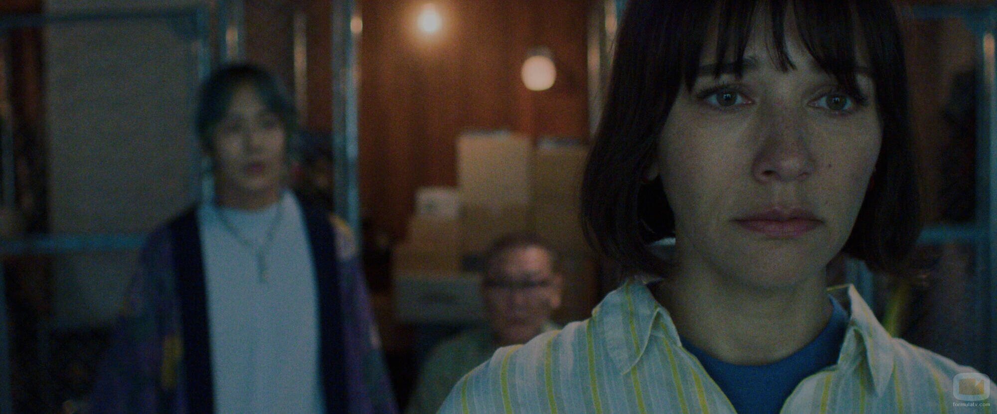 Rashida Jones y Annie the Clumsy en 'Basura o No-Basura' de 'Sunny'