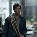 Anders Holm en el 1x01 de 'Monarch: Legacy of Monsters'