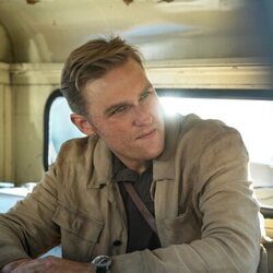 Wyatt Russell en el 1x01 de 'Monarch: Legacy of Monsters'