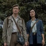 Anders Holm y Mari Yamamoto en 'Partida' de 'Monarch: El legado de los monstruos'