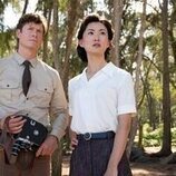 Anders Holm y Mari Yamamoto en 'Secretos y mentiras' de 'Monarch: El legado de los monstruos'