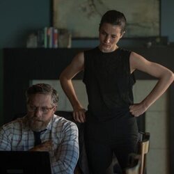 Joe Tippett y Elisa Lasowski en 'Paralelismos e interiores' de 'Monarch: El legado de los monstruos'