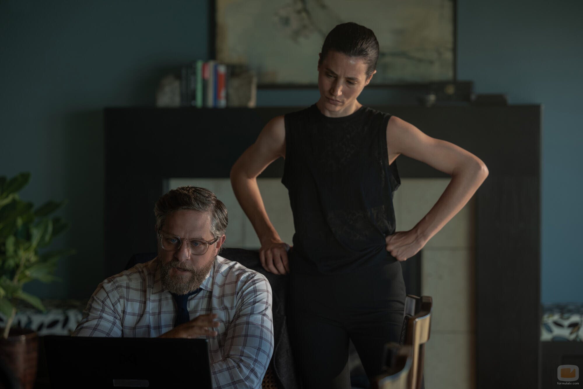 Joe Tippett y Elisa Lasowski en 'Paralelismos e interiores' de 'Monarch: El legado de los monstruos'