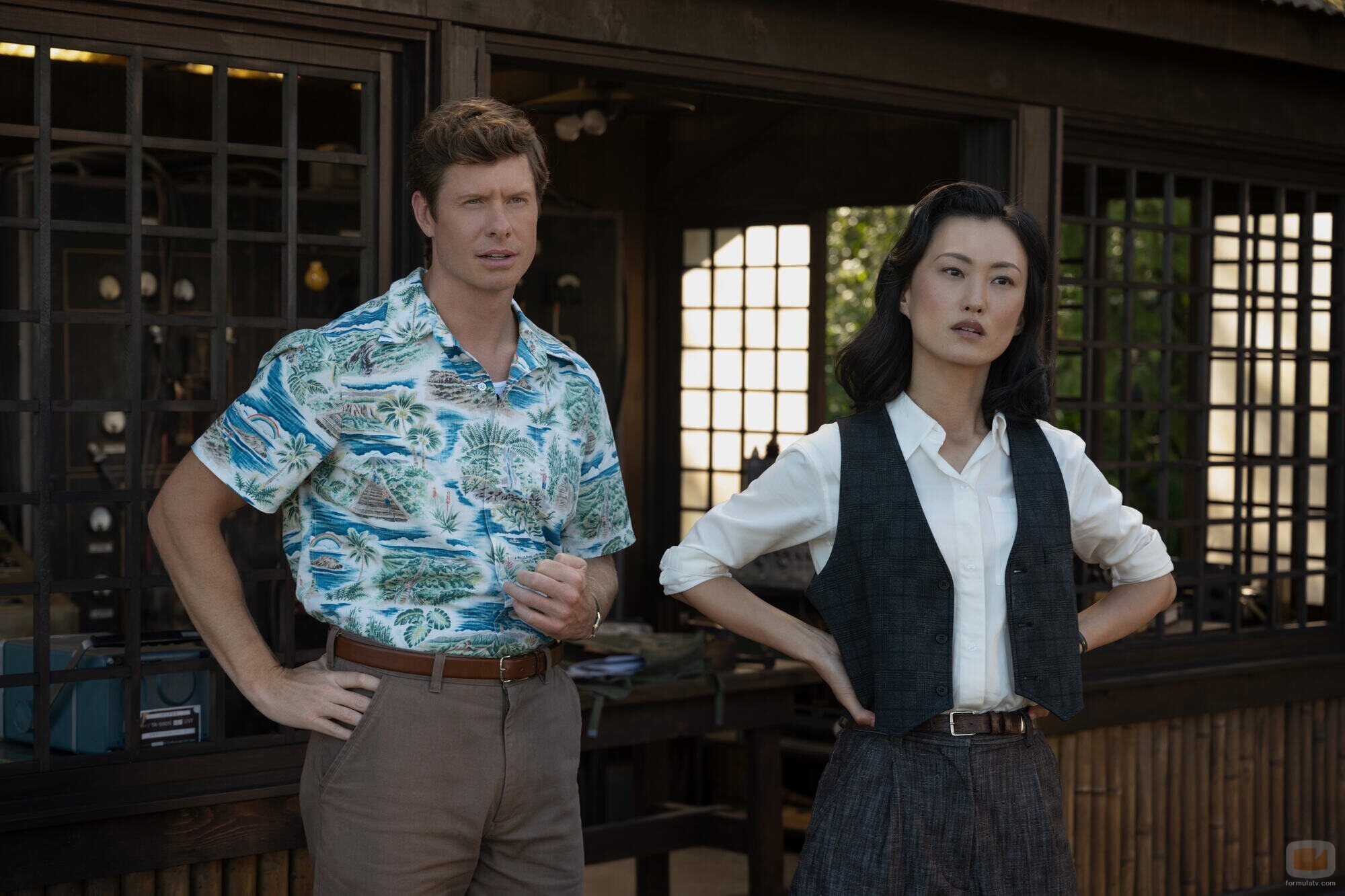 Anders Holm y Mari Yamamoto en 'Milagros aterradores' de 'Monarch: Legacy of Monsters'