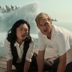 Wyatt Russell y Mari Yamamoto en el 1x06 de 'Monarch: El legado de los monstruos'