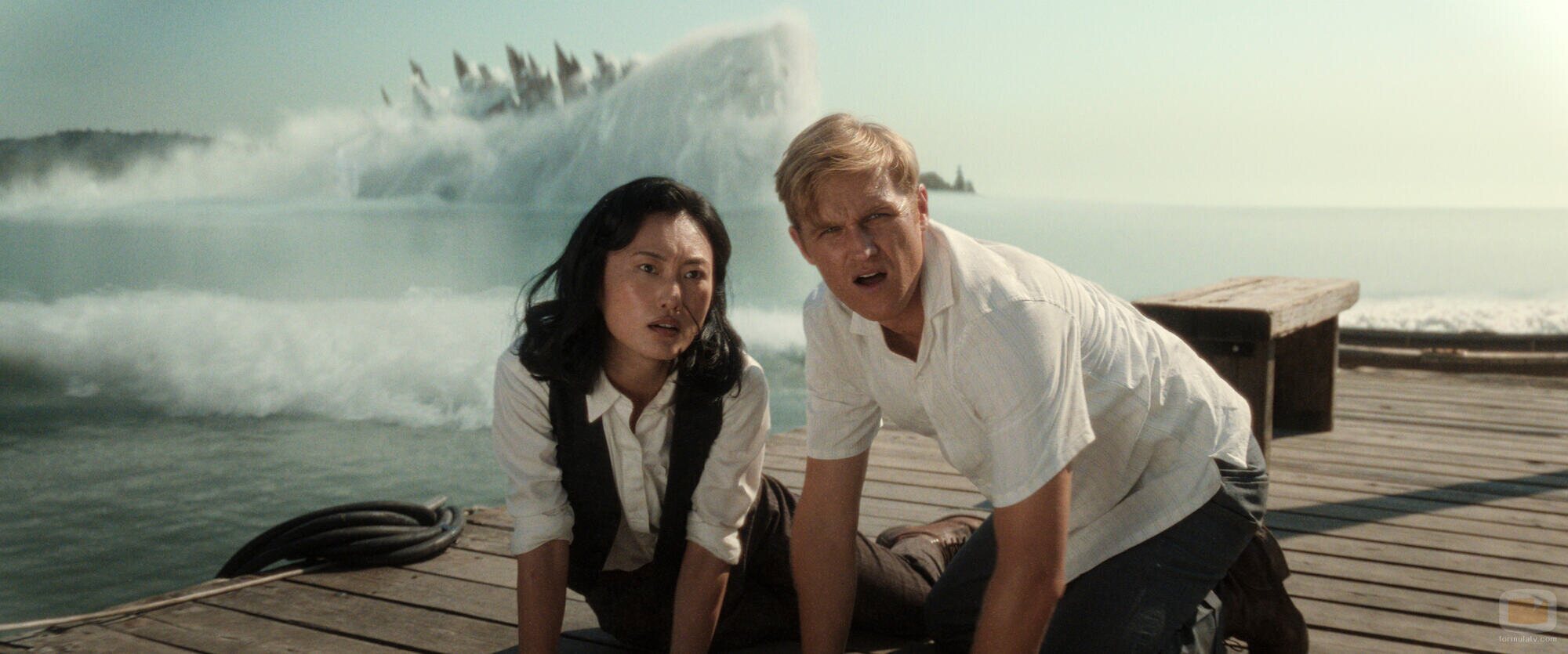 Wyatt Russell y Mari Yamamoto en el 1x06 de 'Monarch: El legado de los monstruos'