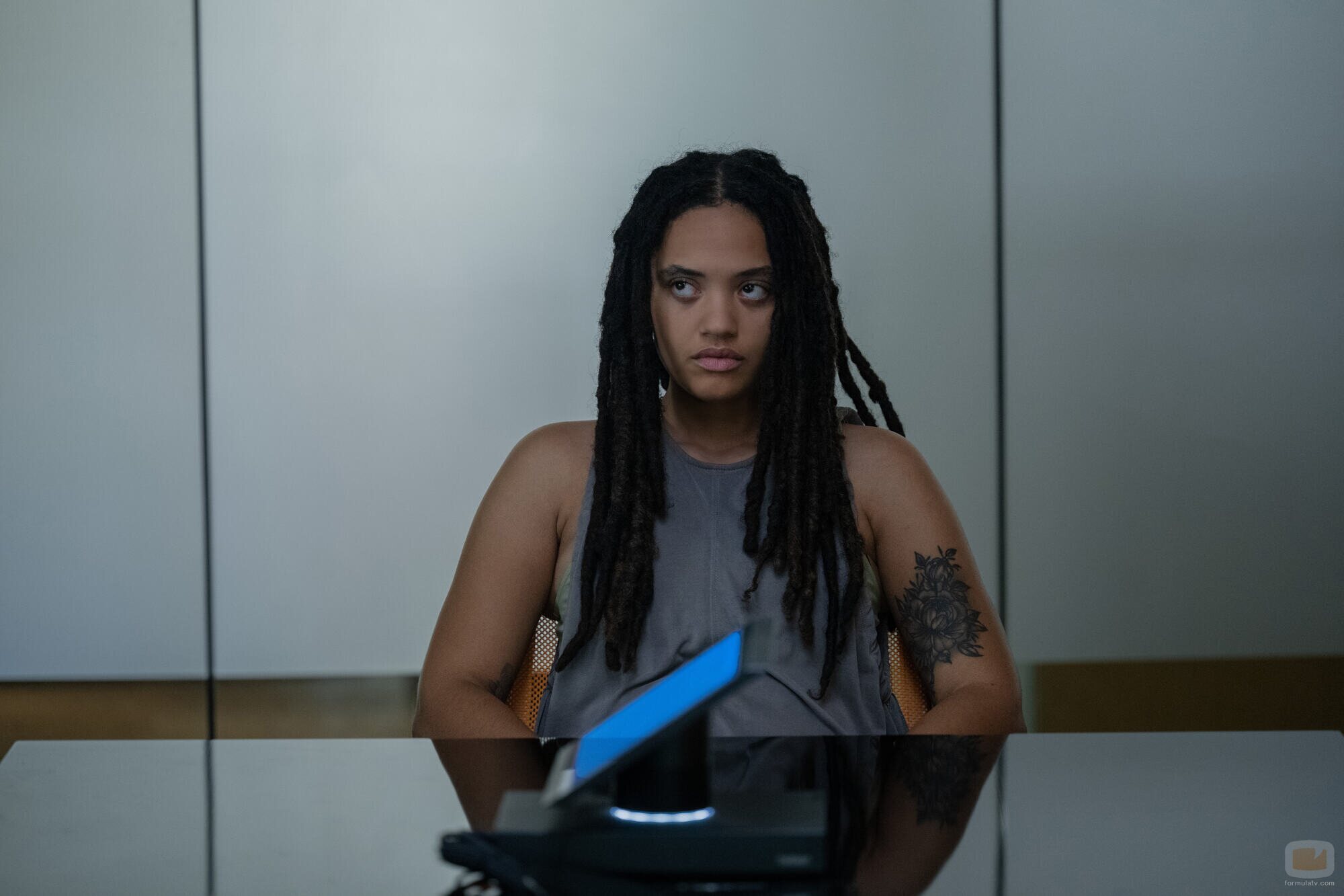 Escena de Kiersey Clemons en el 1x07 de 'Monarch: El legado de los monstruos'