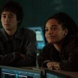 Kiersey Clemons y Ren Watabe en el 1x08 de 'Monarch: Legacy of Monsters'