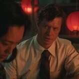 Anders Holm y Mari Yamamoto en 'Derecho de nacimiento' de 'Monarch: El legado de los monstruos'