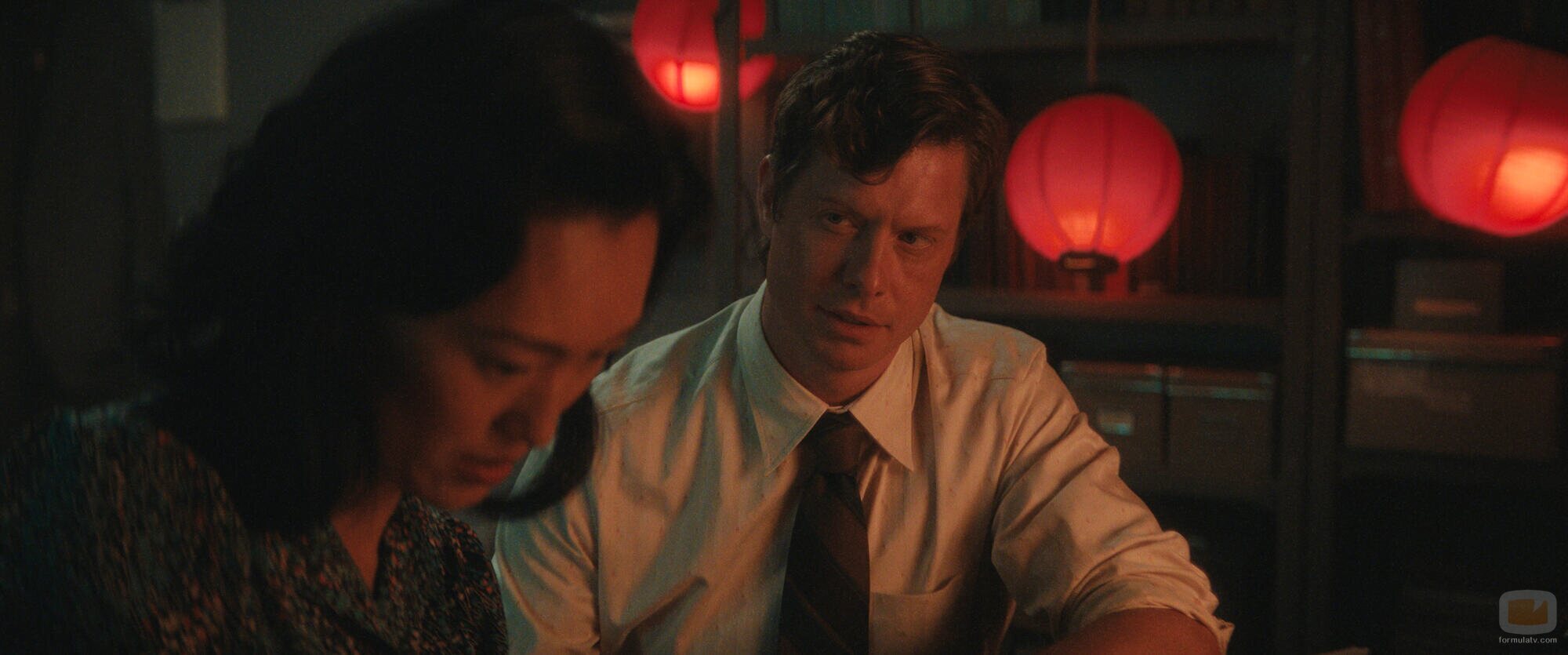 Anders Holm y Mari Yamamoto en 'Derecho de nacimiento' de 'Monarch: El legado de los monstruos'