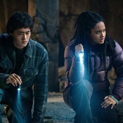 Kiersey Clemons y Ren Watabe en 'Derecho de nacimiento' de 'Monarch: Legacy of Monsters'