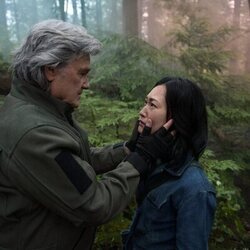 Kurt Russell y Mari Yamamoto en 'Más allá de la lógica' de 'Monarch: El legado de los monstruos'