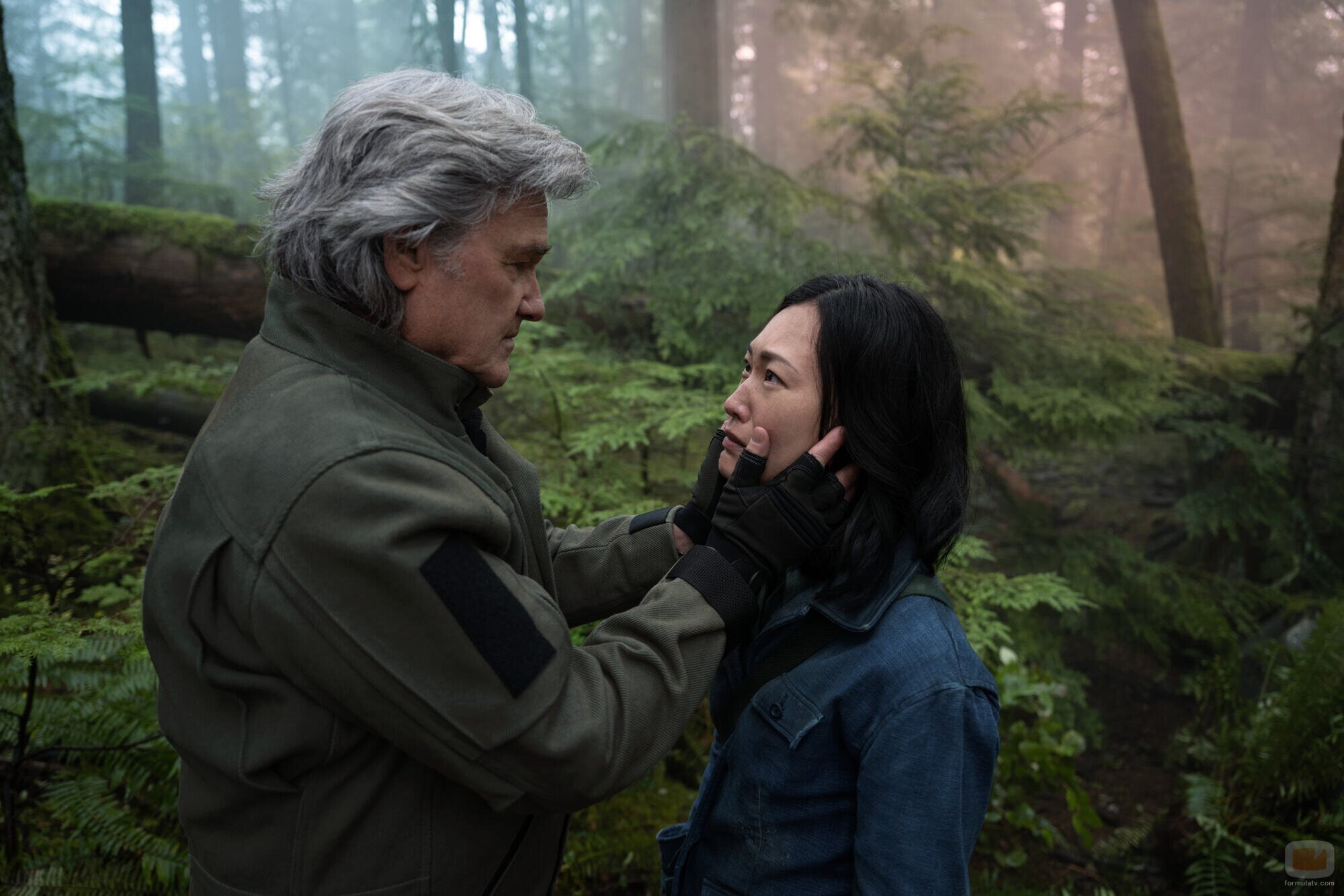 Kurt Russell y Mari Yamamoto en 'Más allá de la lógica' de 'Monarch: El legado de los monstruos'