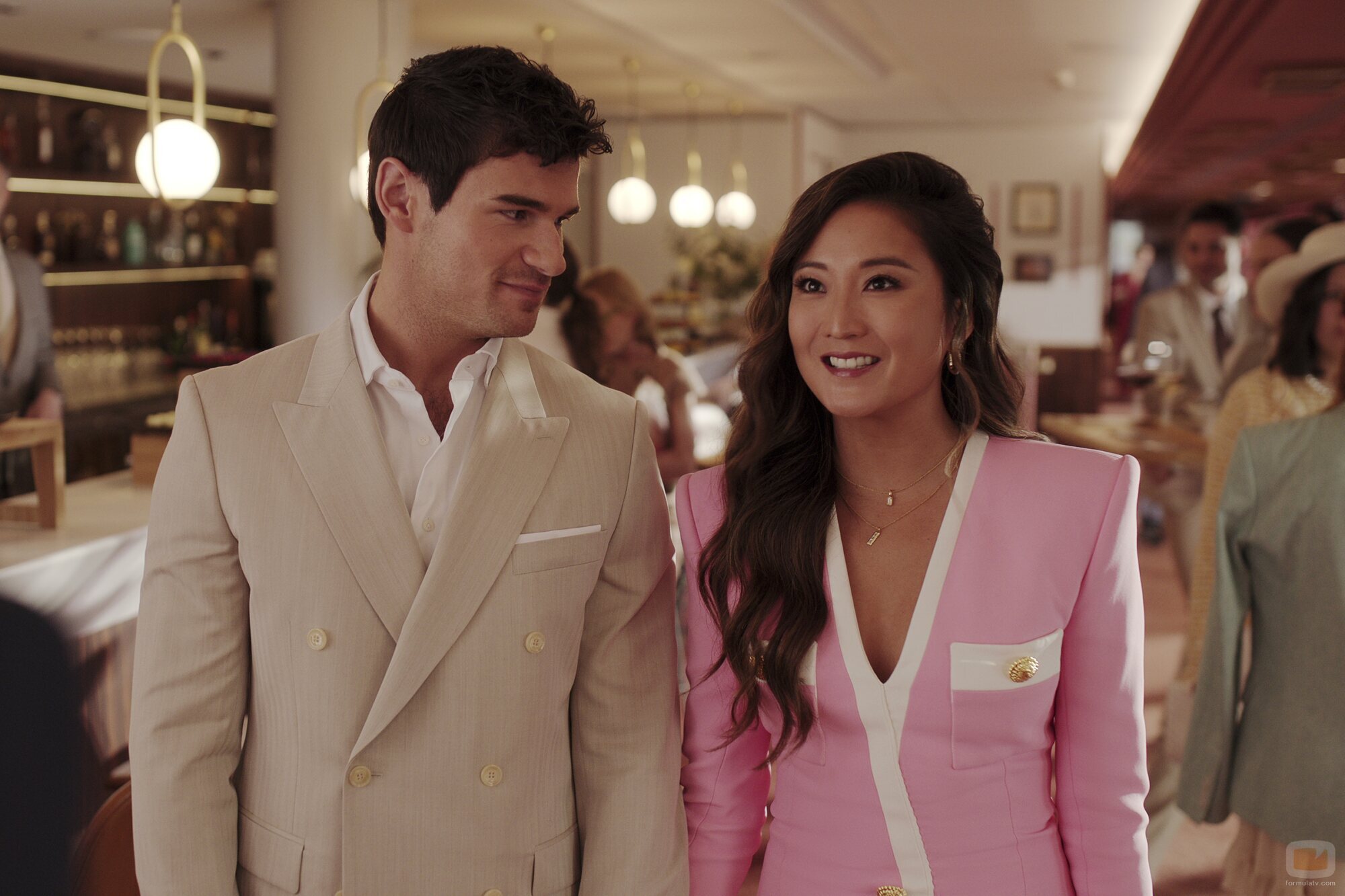 Ashley Park y Paul Forman en el 'Punto de inflexión' de 'Emily in Paris'