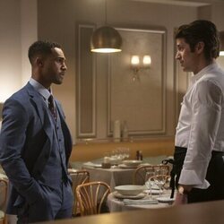 Lucien Laviscount y Lucas Bravo en el 'Punto de inflexión' de 'Emily in Paris'