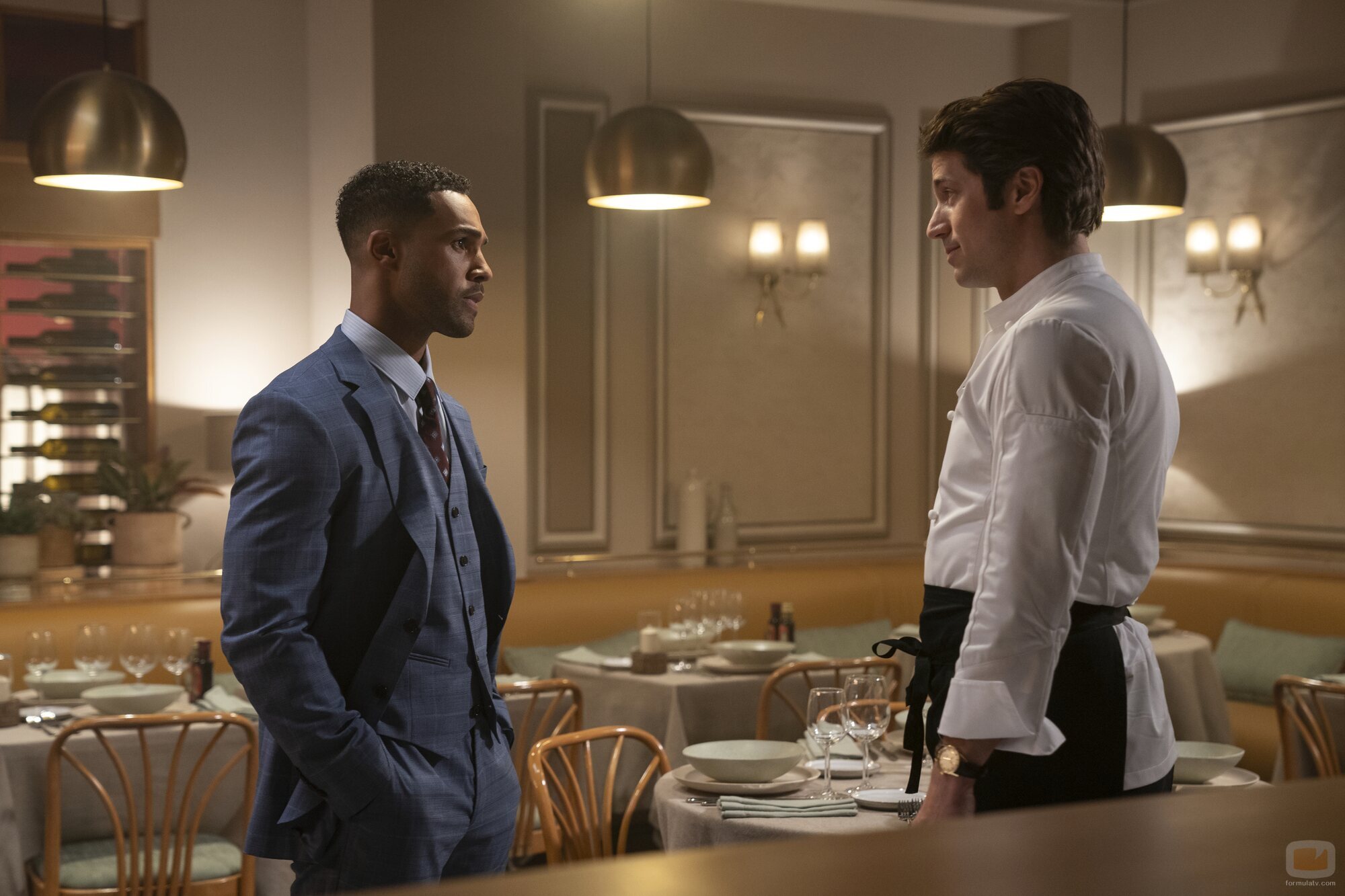 Lucien Laviscount y Lucas Bravo en el 'Punto de inflexión' de 'Emily in Paris'