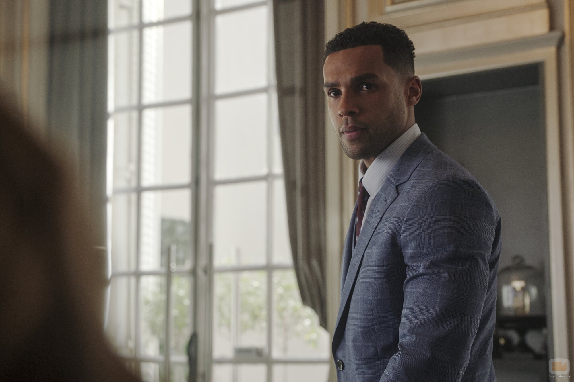 Lucien Laviscount en el 'Punto de inflexión' de 'Emily in Paris'