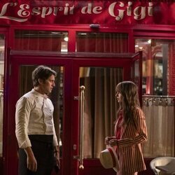 Lily Collins y Lucas Bravo en el 4x01 de 'Emily in Paris'