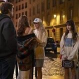 Lily Collins y Camille Razat en el 4x02 de 'Emily in Paris'