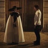 Lily Collins y Lucas Bravo en el 'Baile de máscaras' de 'Emily in Paris'