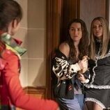 Melia Kreiling y Camille Razat en 'Baile de máscaras' de 'Emily en París'