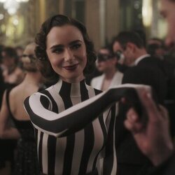 Lily Collins en el 'Baile de máscaras' de 'Emily in Paris'