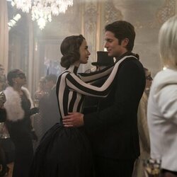 Foto de Lily Collins y Lucas Bravo en el 'Baile de máscaras' de 'Emily in Paris'