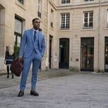 Lucien Laviscount en el 4x03 de 'Emily en París'