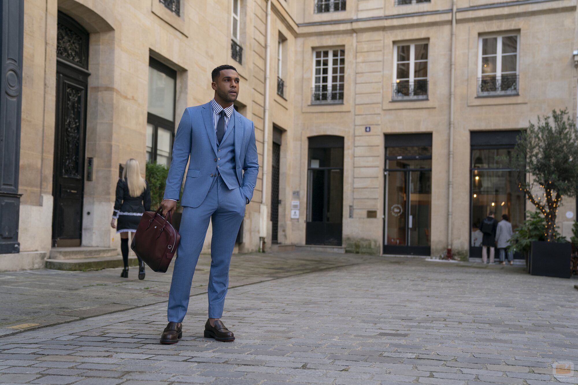 Lucien Laviscount en el 4x03 de 'Emily en París'