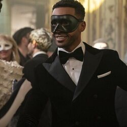 Lucien Laviscount en el 'Baile de máscaras' de 'Emily in Paris'