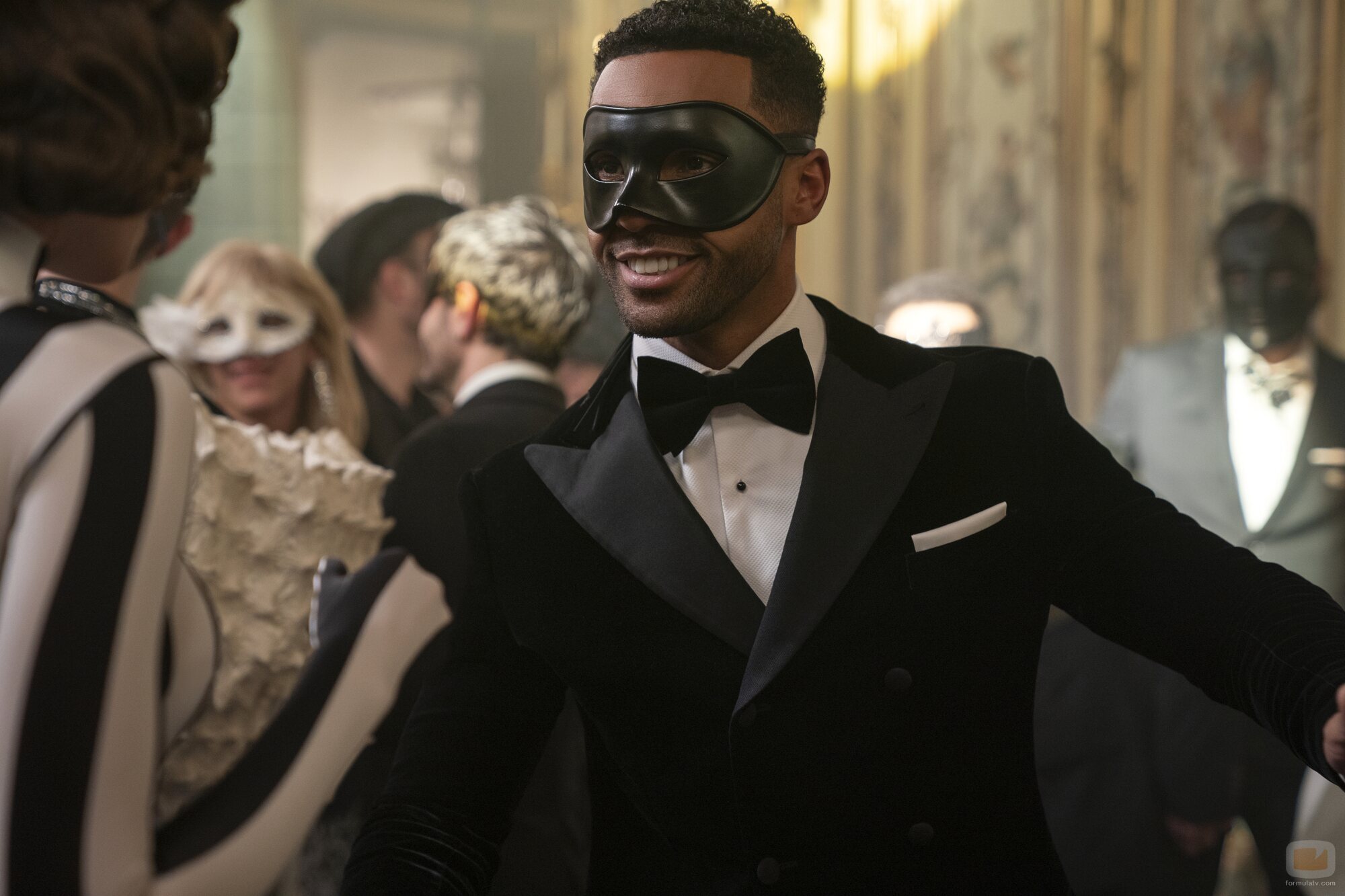 Lucien Laviscount en el 'Baile de máscaras' de 'Emily in Paris'