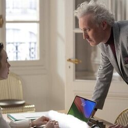 Lily Collins y Bruno Gouery en el 4x04 de 'Emily in Paris'