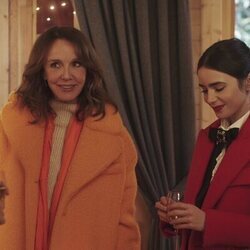 Lily Collins y Philippine Leroy-Beaulieu en 'La última Navidad' de 'Emily en París'