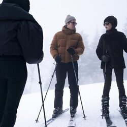 Lily Collins y Lucas Bravo en el 'La última Navidad' de 'Emily in Paris'