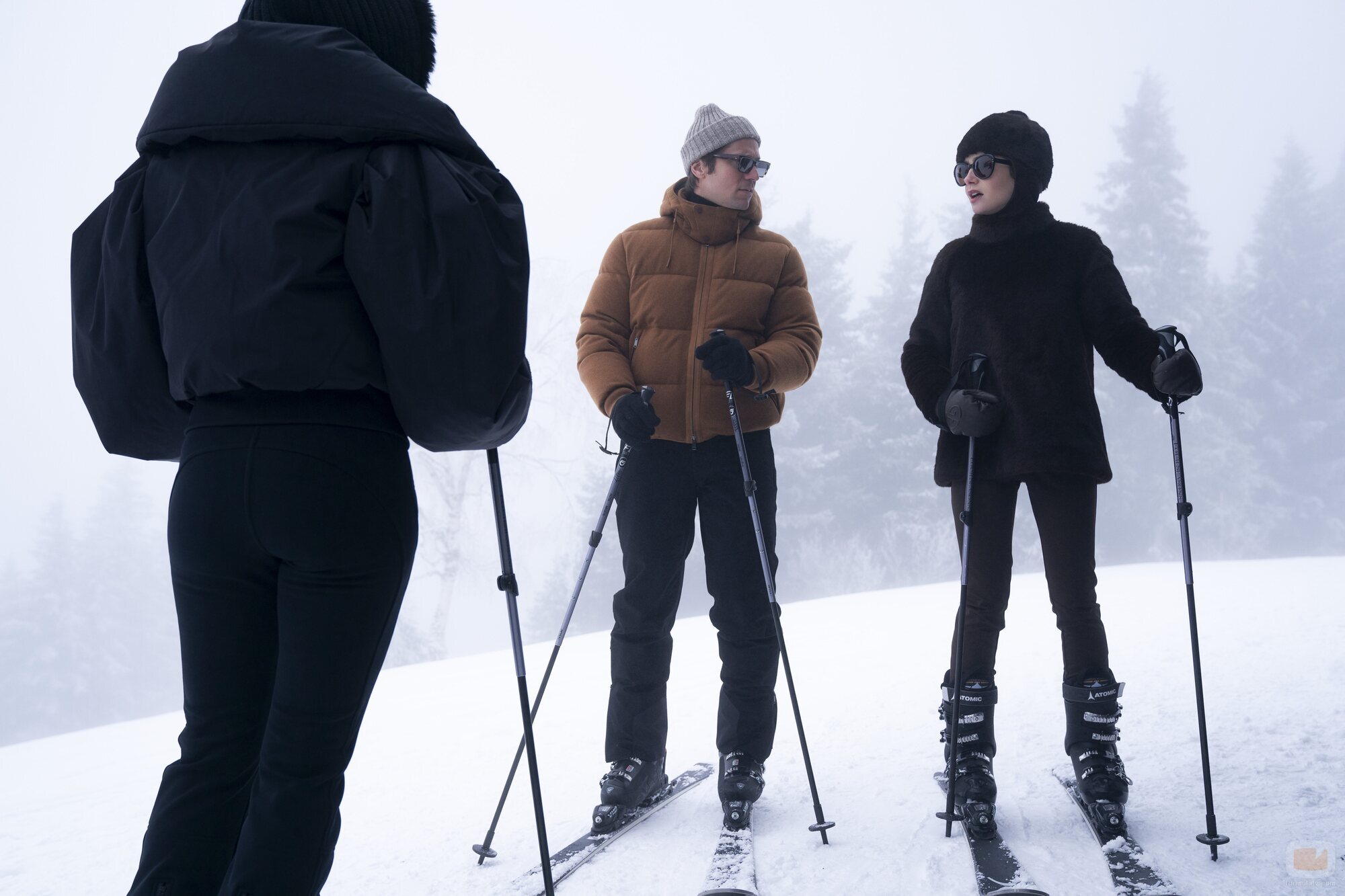 Lily Collins y Lucas Bravo en el 'La última Navidad' de 'Emily in Paris'