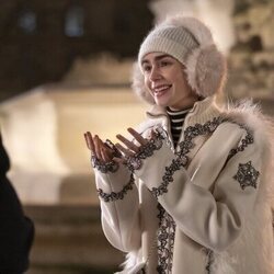 Lily Collins en el 4x06 de 'Emily in Paris'