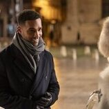 Lucien Laviscount en el 4x06 de 'Emily en París'