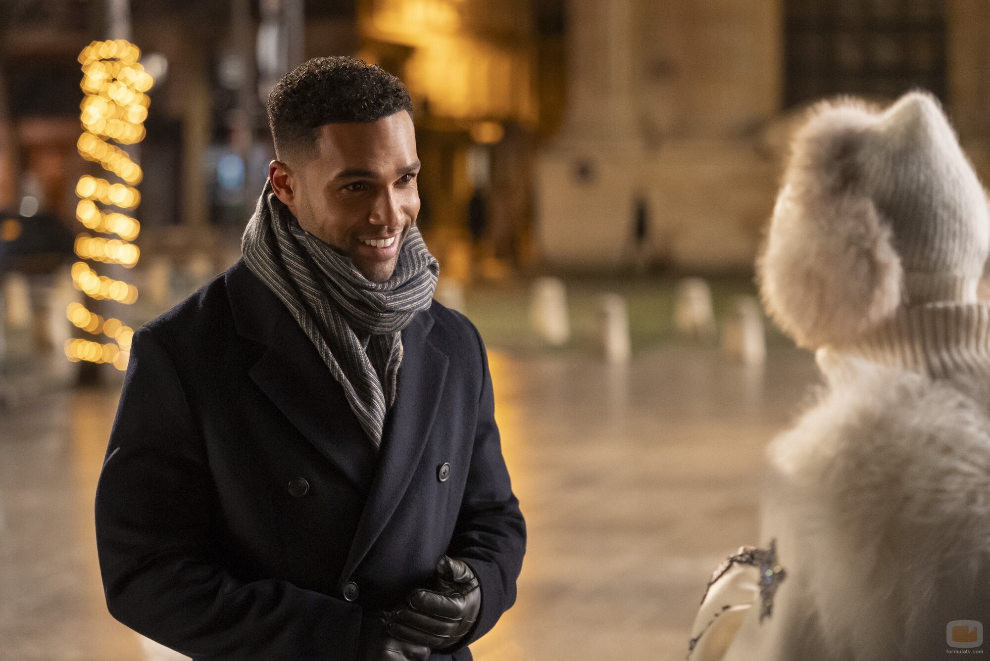 Lucien Laviscount en el 4x06 de 'Emily en París'