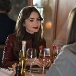 Foto de Lily Collins en el 4x07 de 'Emily en París'