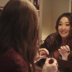 Lily Collins y Ashley Park en el 4x07 de 'Emily in Paris'