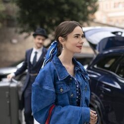 Lily Collins y Eugenio Franceschini en 'Escapada romana' de 'Emily en París'