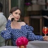 Lily Collins en el 4x09 de 'Emily in Paris'