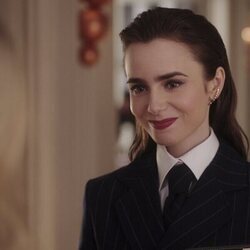 Lily Collins en el 4x09 de 'Emily en París'