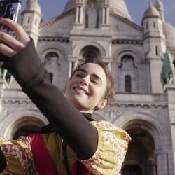 Lily Collins en 'Escapada romana' de 'Emily en París'