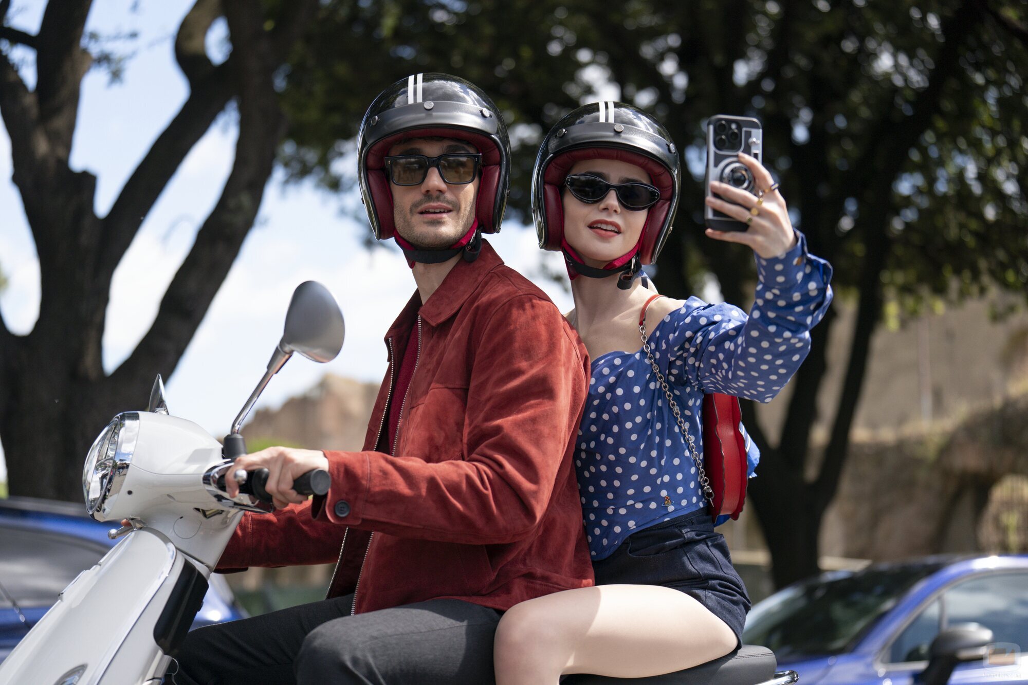 Foto de Lily Collins y Eugenio Franceschini en el 'Escapada romana' de 'Emily in Paris'