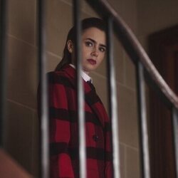 Still de Lily Collins en el 4x09 de 'Emily in Paris'