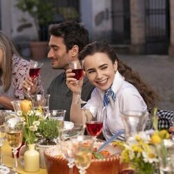 Lily Collins y Eugenio Franceschini en 'Todos los caminos conducen a Roma' de 'Emily en París'