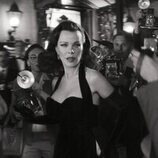 Debi Mazar en el 4x10 de 'Emily en París'