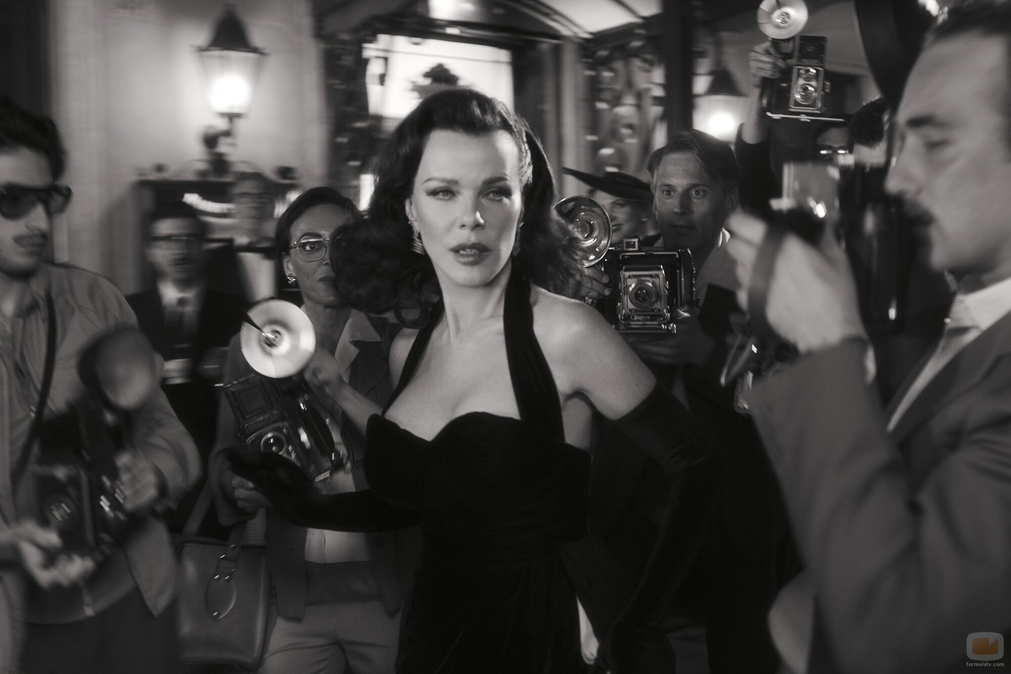 Debi Mazar en el 4x10 de 'Emily en París'